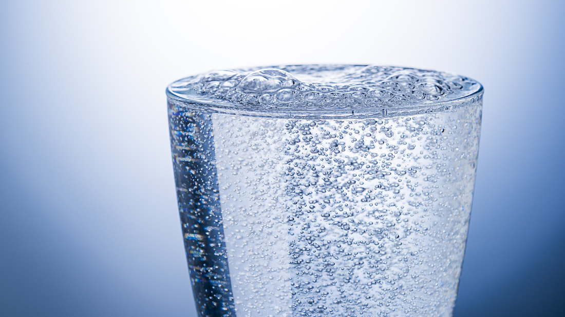 Bere acqua frizzante fa male? No, ma la plastica sì!
